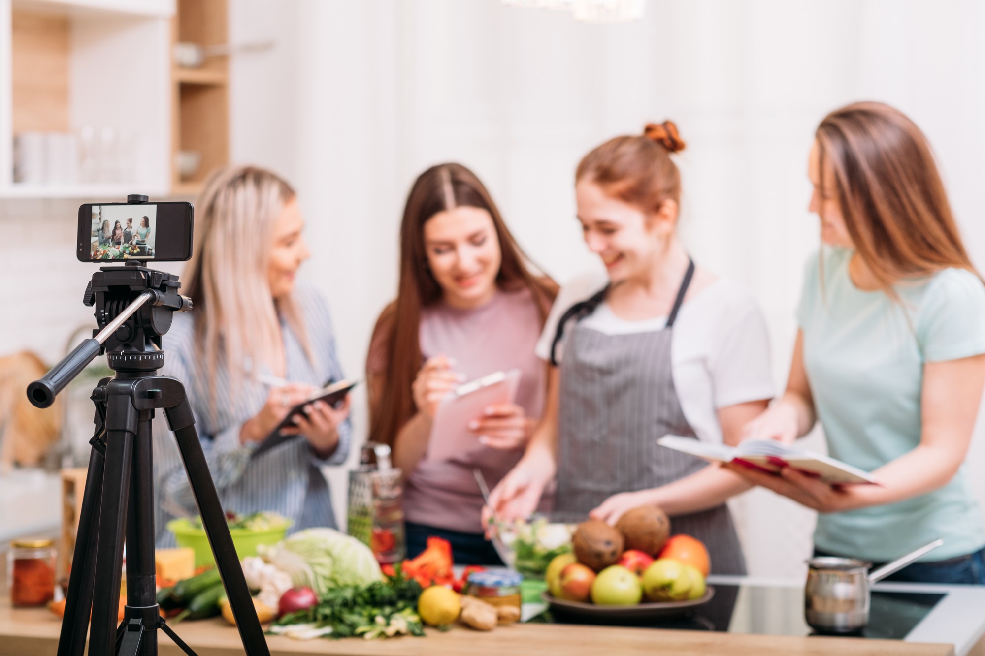 Classe live con studenti che cucinano